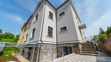 Nadstandardní velmi krásný byt ve vile se zahradou.