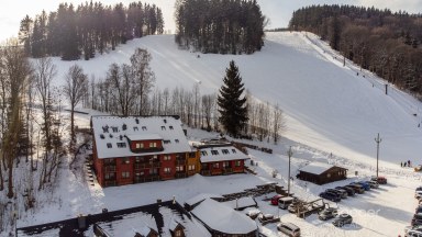 Z obýváku přímo na sjezdovku! Stylový apartmán 1+kk s balkonem a parkováním – Prkenný Důl