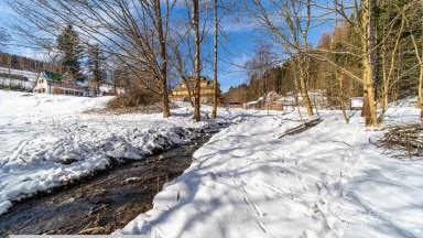 Z obýváku přímo na sjezdovku! Stylový apartmán 1+kk s balkonem a parkováním – Prkenný Důl