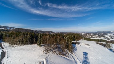 Z obýváku přímo na sjezdovku! Stylový apartmán 1+kk s balkonem a parkováním – Prkenný Důl