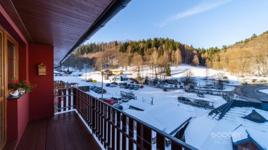 Z obýváku přímo na sjezdovku! Stylový apartmán 1+kk s balkonem a parkováním – Prkenný Důl