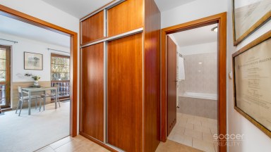 Z obýváku přímo na sjezdovku! Stylový apartmán 1+kk s balkonem a parkováním – Prkenný Důl