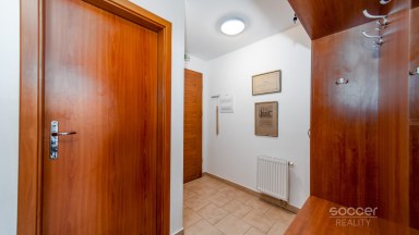 Z obýváku přímo na sjezdovku! Stylový apartmán 1+kk s balkonem a parkováním – Prkenný Důl