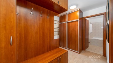 Z obýváku přímo na sjezdovku! Stylový apartmán 1+kk s balkonem a parkováním – Prkenný Důl