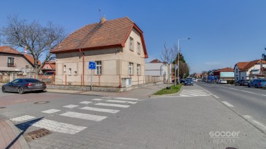 Pronájem staršího rodinného domu 4+1, pozemek 674 m2, ul. Dobšická, Praha – Horní Počernice.