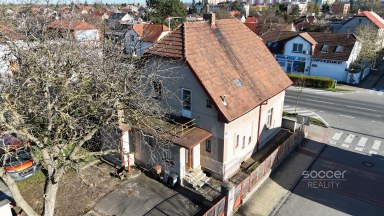 Pronájem staršího rodinného domu 4+1, pozemek 674 m2, ul. Dobšická, Praha – Horní Počernice.