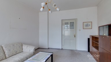 Pronájem staršího rodinného domu 4+1, pozemek 674 m2, ul. Dobšická, Praha – Horní Počernice.