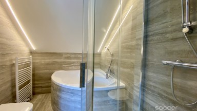 Příjemný dům po celkové modernizaci se zahradou v prestižní lokalitě.