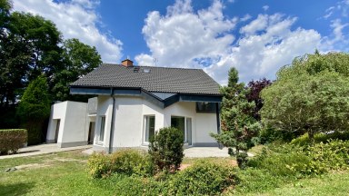 Příjemný dům po celkové modernizaci se zahradou v prestižní lokalitě.