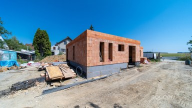 Prodej rezidenčního projektu – 3 nové rodinné domy, Praha–Koloděje.
