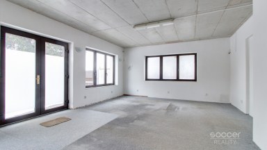 K pronájmu kanceláře/byt 90 m²/zahrada – Praha, Mezihoří, Horní Počernice