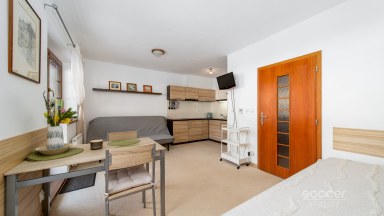 Z obýváku přímo na sjezdovku! Stylový apartmán 1+kk s terasou a parkováním – Prkenný Důl